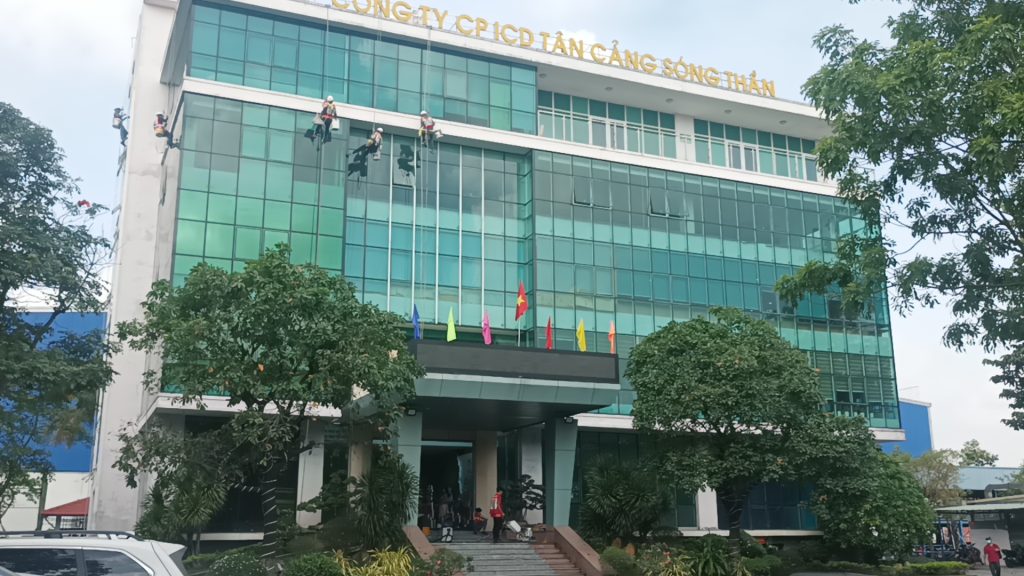 Dịch Vụ Vệ Sinh Lau Kính Tại Bình Dương